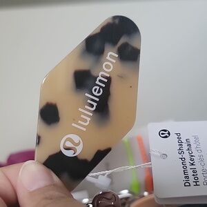 🍋 Lululemon Hotel Keychain *tan/black* NWT